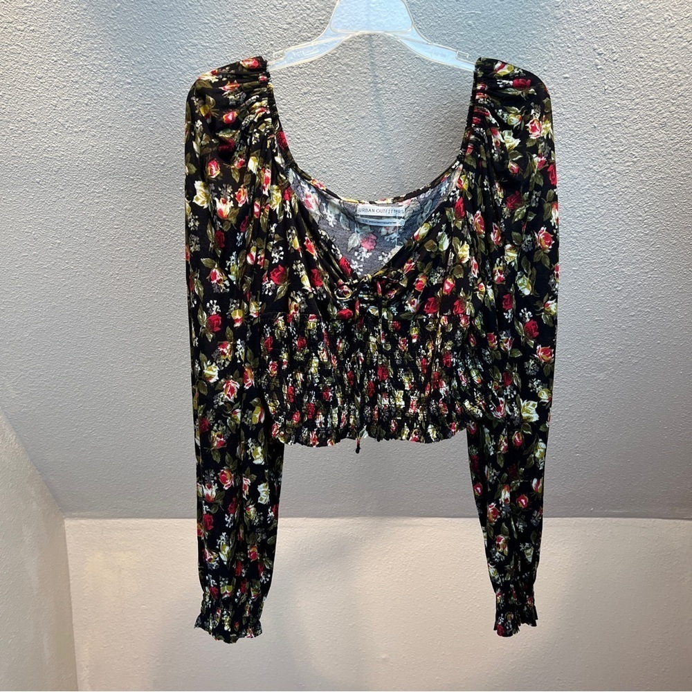 URBAN OUTFITTERS Black Floral Cropped Top w/Long Poet Sleeves. Size Large